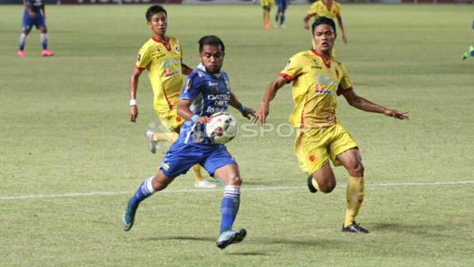 Zulham Zamrun mengambil ancang-ancang untuk melepaskan tembakan.